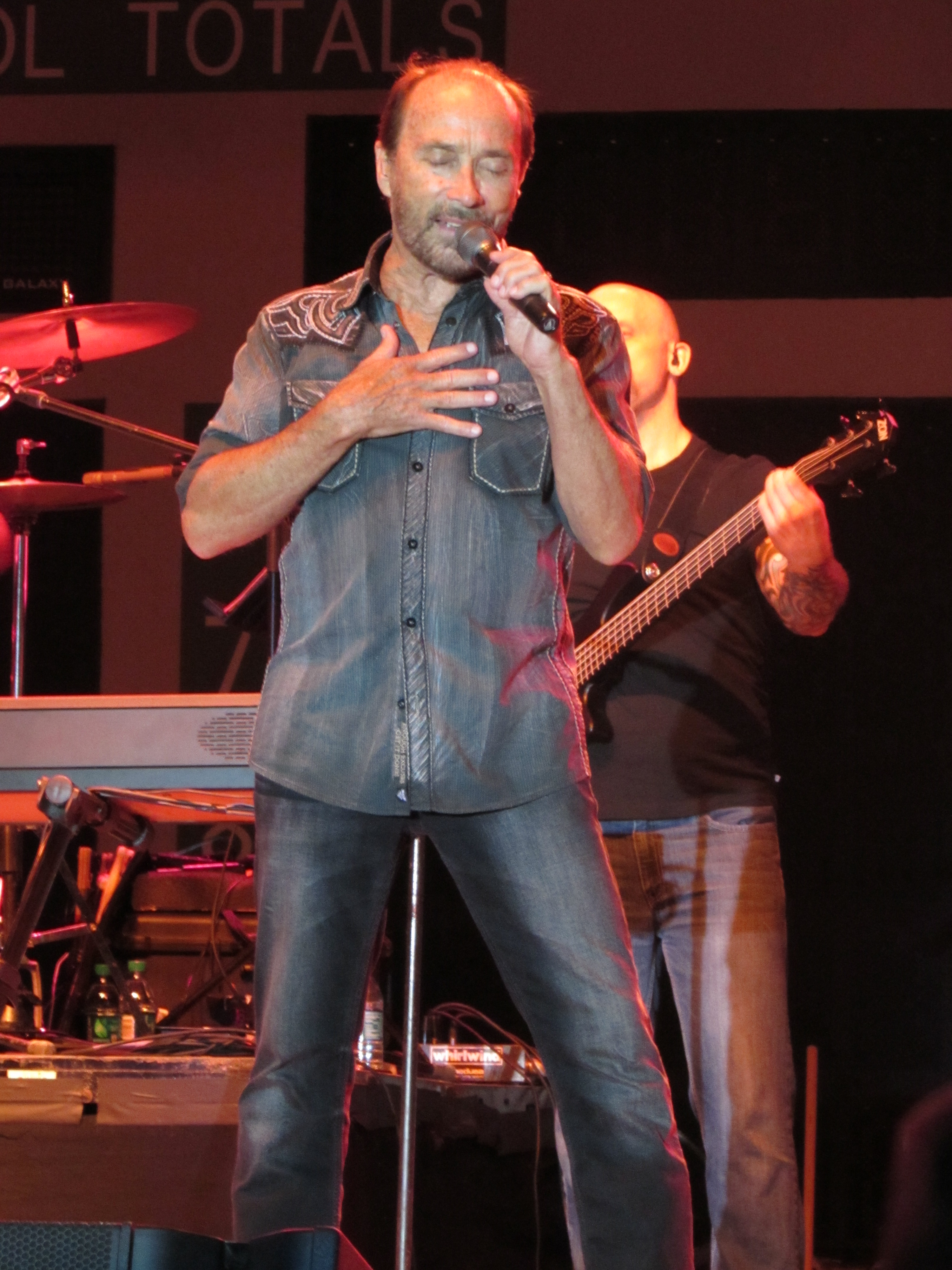 Lee Greenwood amazes Tioga Downs’ audience at benefit concert