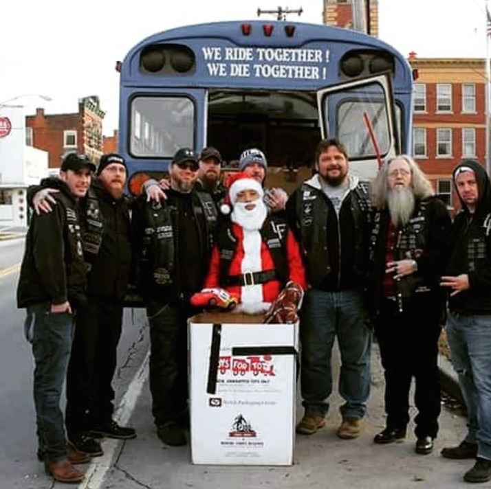 photos-lafamilia-brings-christmas-joy-owego-pennysaver-press